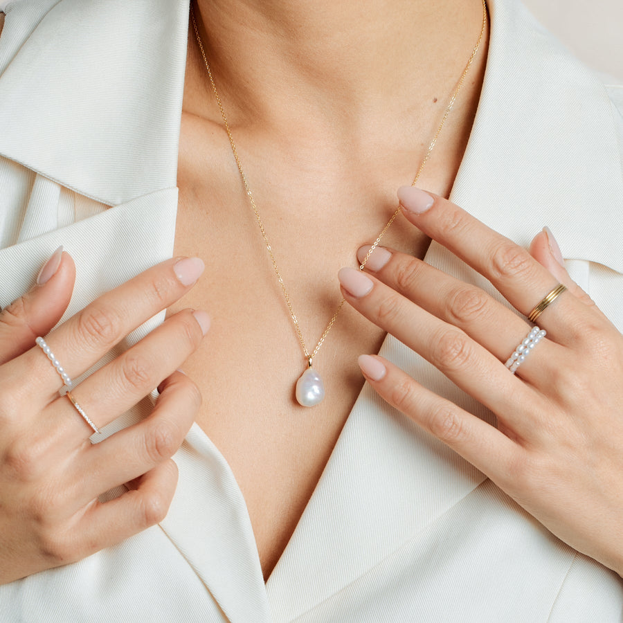 Baroque Pearl Necklace Lifestyle